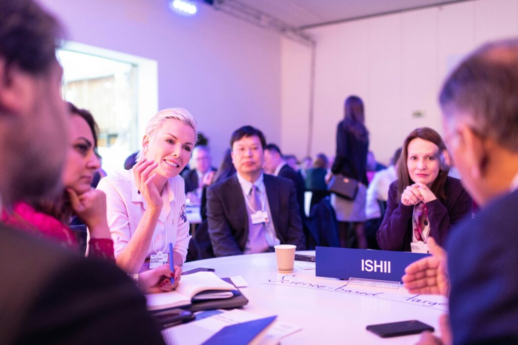 Mensen op congres in gesprek tijdens netwerkmoment