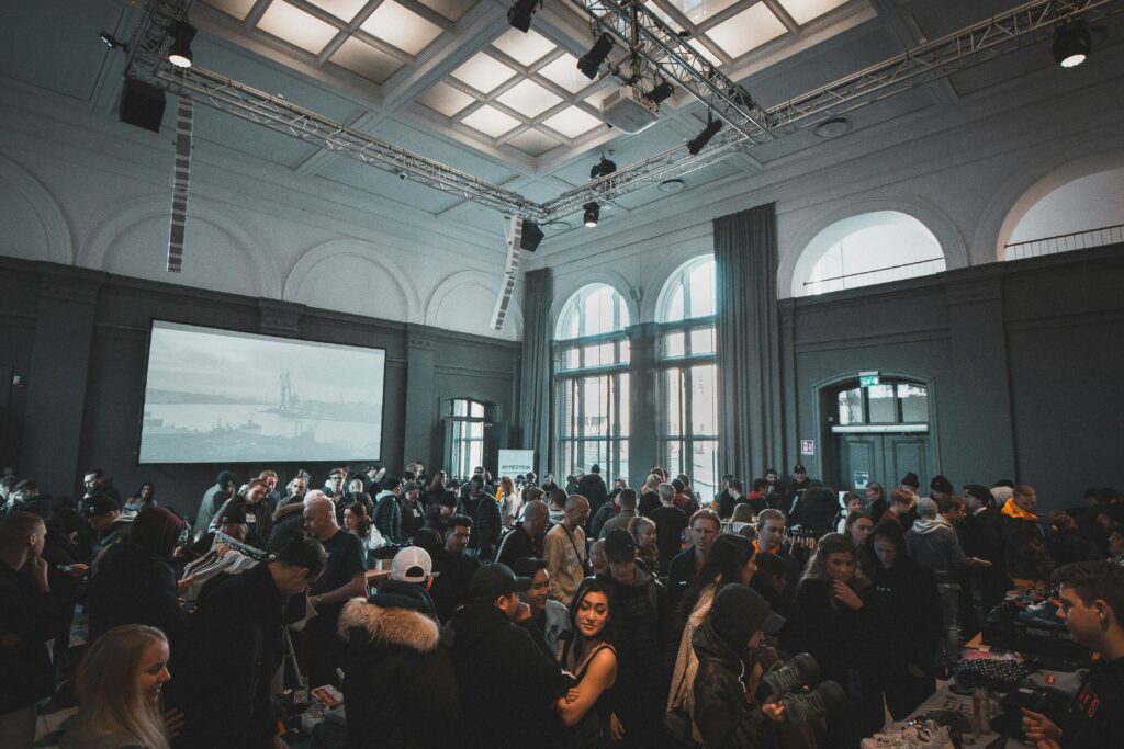 Zaal met deelnemers aan een congres in Nederland