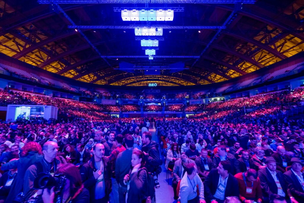 Grote congreszaal vol met congresbezoekers - MEO