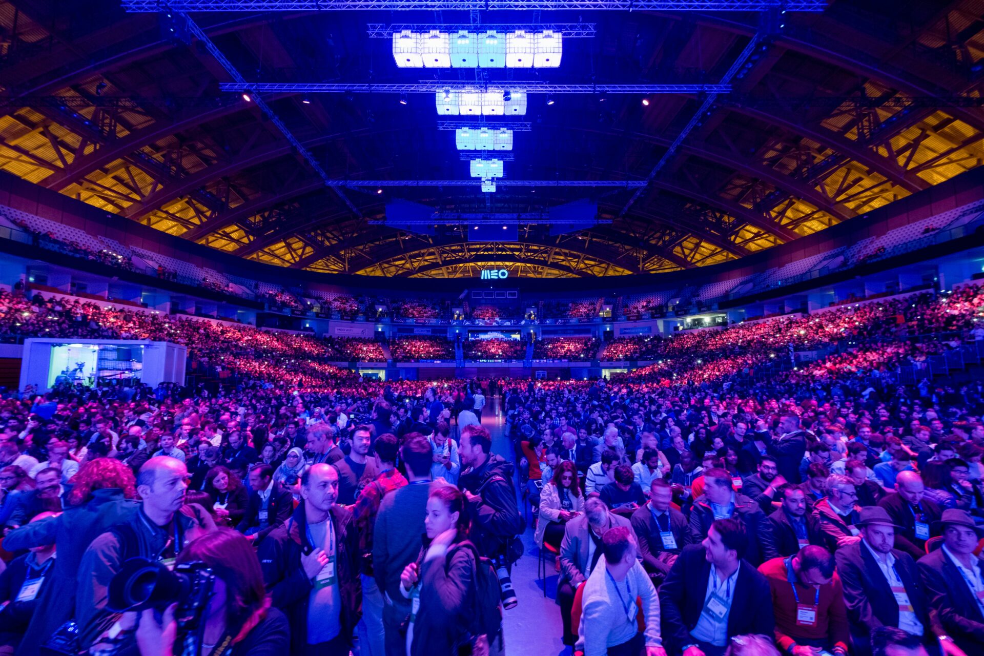 Grote congreszaal vol met congresbezoekers - MEO